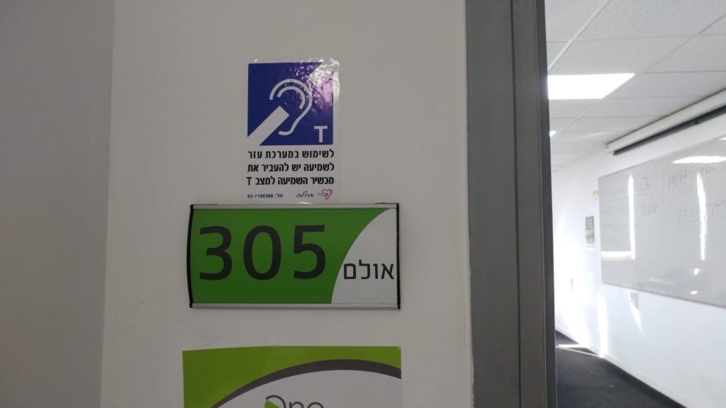 Notification sticker for students with hearing disabilities on accessible lecturer hall.